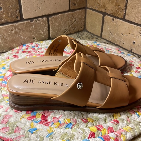 Anne Klein Tan leather slide sandal ( like brand new) Size 8 Med - Picture 5 of 7